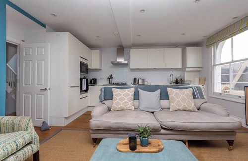 Colville Apartment | Spacious 3BD Flat with Balcony, Notting Hill