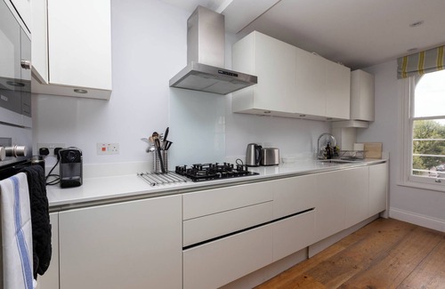 Colville Apartment | Spacious 3BD Flat with Balcony, Notting Hill
