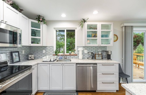 White Center House | Spacious 3BD Retreat + Pet Friendly, Large Yard