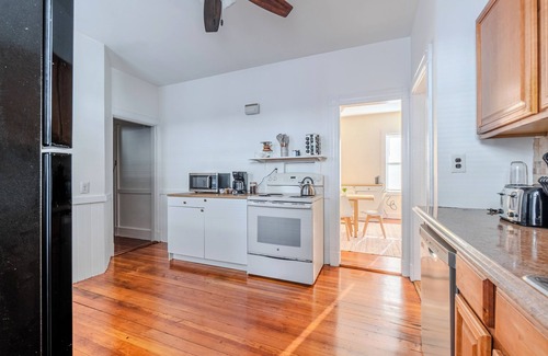 Somerville Apartment | Spacious 3BDR near Harvard/5-Min Walk to Train - Davis Sq/Free Parking!
