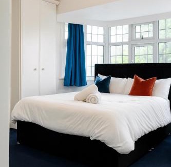 Merton Apartment | Spacious 3Bedroom Duplex in London with free Parking & private Garden contractors