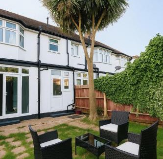 Merton Apartment | Spacious 3Bedroom Duplex in London with free Parking & private Garden contractors