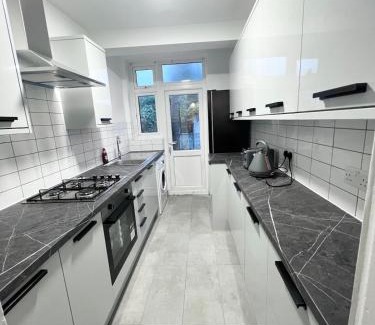 Merton Apartment | Spacious 3Bedroom Duplex in London with free Parking & private Garden contractors