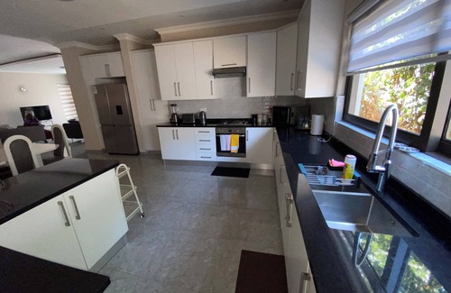 Kabulonga House | Spacious 3bedroom suite with AC, WiFi , backup inverter