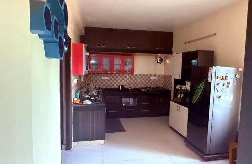 Palani Apartment | Spacious 3BHK Mountain View -walk to palani temple