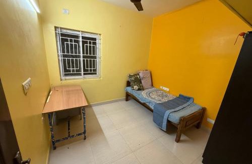 Palani Apartment | Spacious 3BHK Mountain View -walk to palani temple
