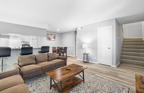 North University Apartment | Spacious 3BR/2BA next to UT 9686