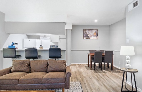 North University Apartment | Spacious 3BR/2BA next to UT 9686