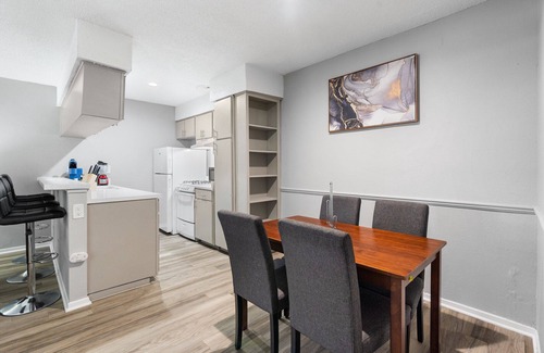 North University Apartment | Spacious 3BR/2BA next to UT 9686