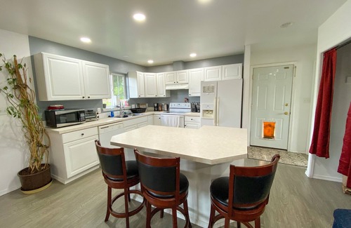 Kodiak House | Spacious 3BR/3BA - Contractor-Friendly Stay