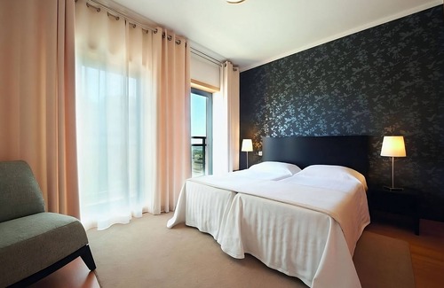 Olhao Hotel | Spacious 3BR Accommodation with Kitchen! Outdoor Swimming Pool, Pet-friendly!