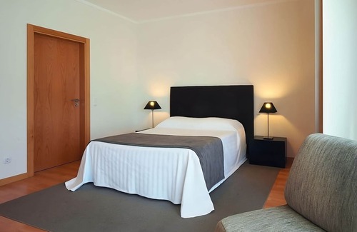 Olhao Hotel | Spacious 3BR Accommodation with Kitchen! Outdoor Swimming Pool, Pet-friendly!