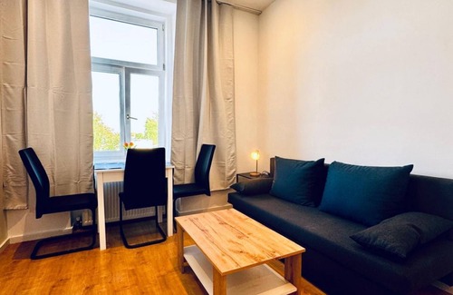 Liesing Apartment | Spacious 3BR Apartment Near Kaufpark Alterlaa