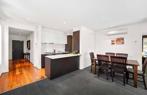 Glen Waverley Apartment | Spacious 3BR Apt at Central Glen Waverley with parking