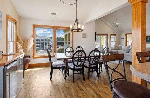 Bermuda Bay Condo | Spacious 3BR Condo: Pool, Gym & 5-Min Beach Drive