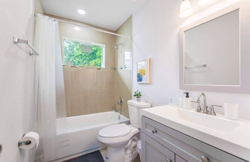 Gladeview Apartment | Spacious 3BR Duplex in Miami with Free Parking