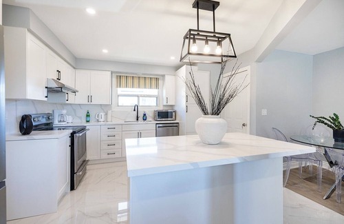 Lakeview House | Spacious 3BR Family Stay Hwy 401