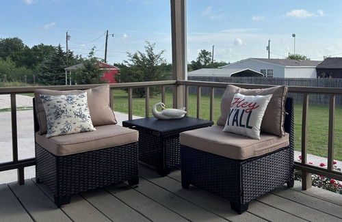 Navarro County House | Spacious 3BR Home + Barn Theater in the Country Between Dallas & Houston