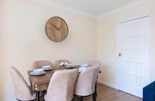 Turkey Street Apartment | Spacious 3BR House in Enfield North London with Garden, Ideal for Contractors and Relocators