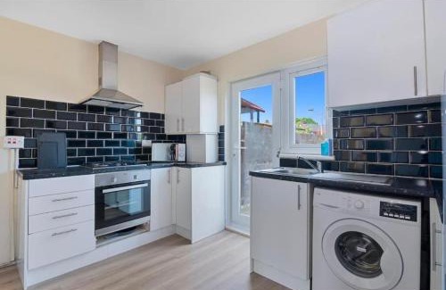 Turkey Street Apartment | Spacious 3BR House in Enfield North London with Garden, Ideal for Contractors and Relocators