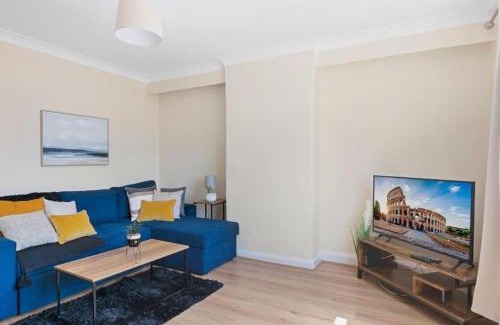 Turkey Street Apartment | Spacious 3BR House in Enfield North London with Garden, Ideal for Contractors and Relocators
