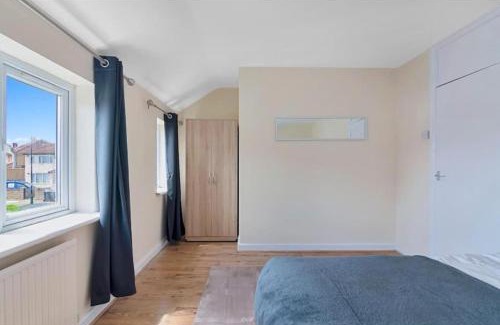 Turkey Street Apartment | Spacious 3BR House in Enfield North London with Garden, Ideal for Contractors and Relocators