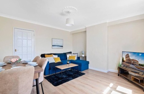 Turkey Street House | Spacious 3BR House in Enfield N.London with Garden