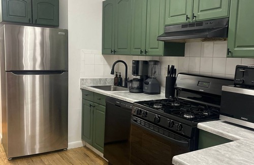 Hoboken Apartment | Spacious 3BR King Bed, 10mins to Train and 20mins to EWR