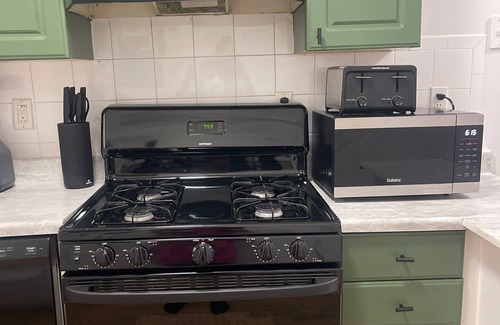 Hoboken Apartment | Spacious 3BR King Bed, 10mins to Train and 20mins to EWR