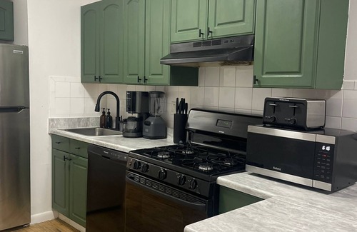 Hoboken Apartment | Spacious 3BR King Bed, 10mins to Train and 20mins to EWR
