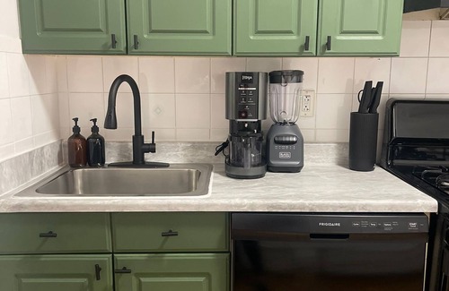 Hoboken Apartment | Spacious 3BR King Bed, 10mins to Train and 20mins to EWR
