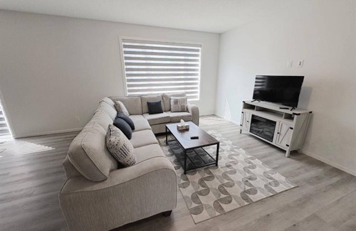 Calgary House | Spacious 3BR + Loft, 2.5B Retreat in Quiet Neighbourhood – Perfect for Families!