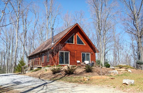 Fletcher Cabin | Spacious 3BR log cabin with private loft and open kitchen/living space