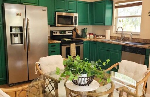 Trailer Estates Apartment | Spacious 3BR Near IMG – Great for Teams & Families