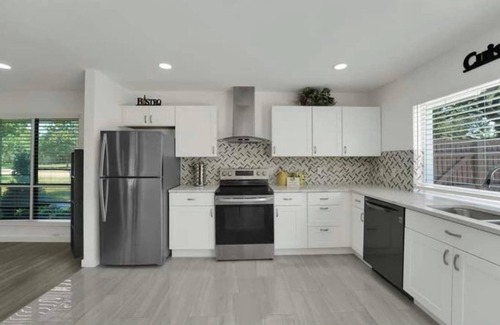 Richardson House | Spacious 3BR Oasis | Pool, Fire Pit & Family Fun