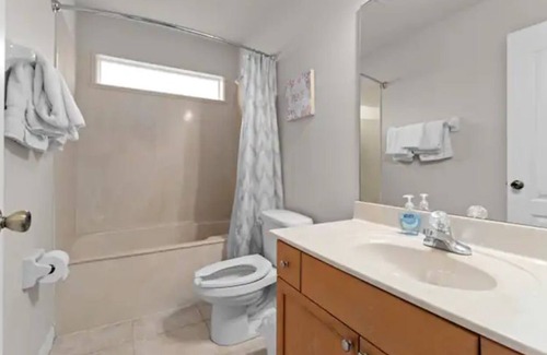 Royal Oak Golf Country Club House | Spacious 3BR + Office Apt Near Space Center