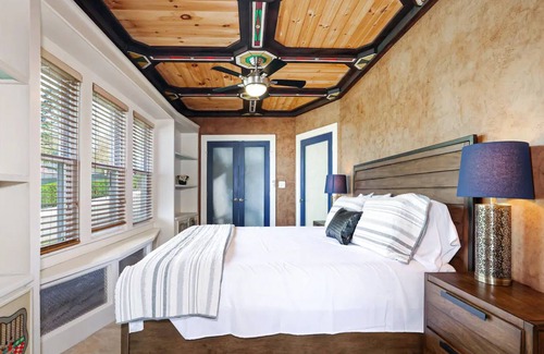 Larchmont House | Spacious 3BR Private Home * Direct Water View