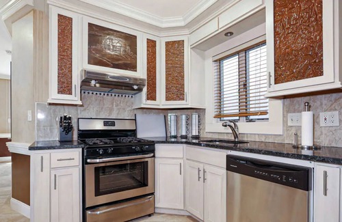 Larchmont House | Spacious 3BR Private Home * Direct Water View