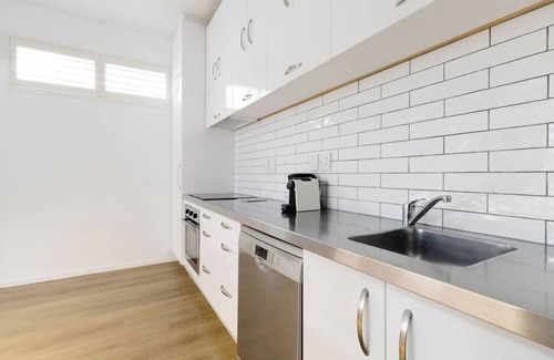 Wellington Apartment | Spacious 3BR Retreat | City Fringe + Free Parking