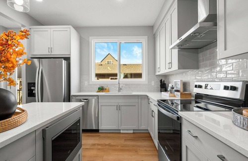 Evanston House | Spacious 3BR Retreat | Sleeps 8 | 15 Min Airport