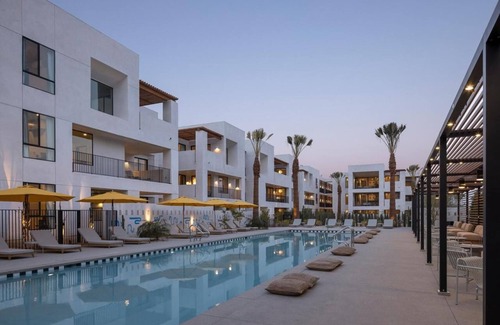 Downtown Palm Springs Hotel | Spacious 3BR Suites w/Resort-Style Pool, Lounge Chairs & Downtown Access