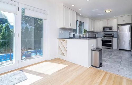 Milford House | Spacious 3BR w/pool and a min from Gulf beach in Milford CT