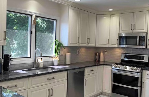 Milford House | Spacious 3BR w/pool and a min from Gulf beach in Milford CT