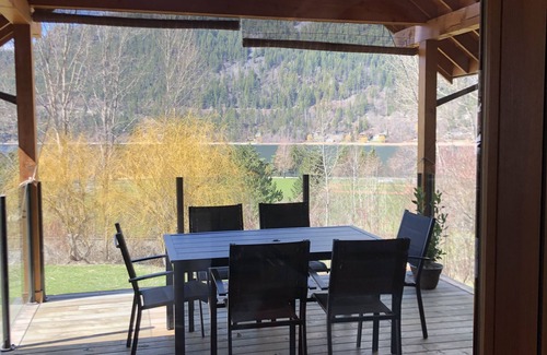 Nelson House | Spacious 3BR with Mountain Views, Porch & Close to Lakeside & Downtown