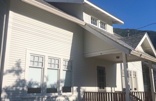 Nelson House | Spacious 3BR with Mountain Views, Porch & Close to Lakeside & Downtown