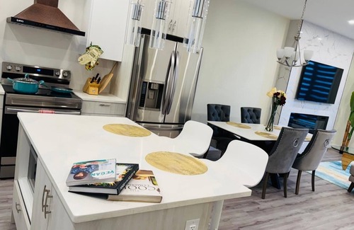 Southwest Edmonton House | Spacious 3Story,3bedroom,Pets Park,Near UofA&more attractions.Luxury starts here