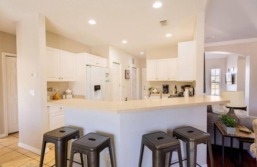 Braden River House | Spacious 4/2 with pool/spa near Myakka Park 30 min from Beaches