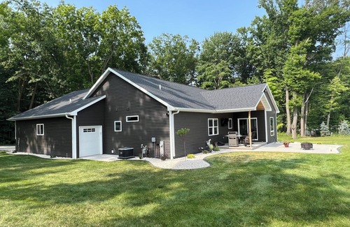 Hobart House | Spacious 4/5-bedroom house w/WiFi, fitness room in charming Hobart —NFL Draft—