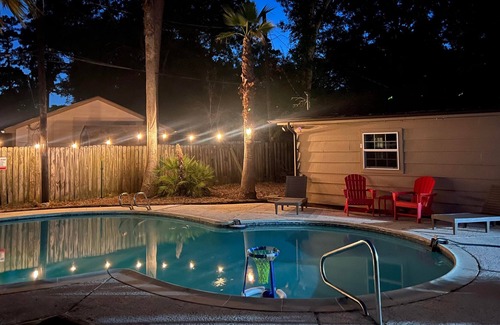 Ponderosa Forest House | Spacious 4 bdr house, private pool, close to hwy!