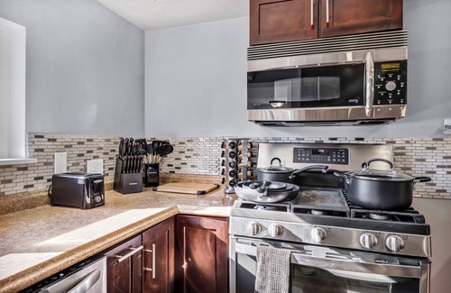 Old Brooklyn House | Spacious 4-bdrm house in Cleveland with Pool table, King Bed, and chefs kitchen